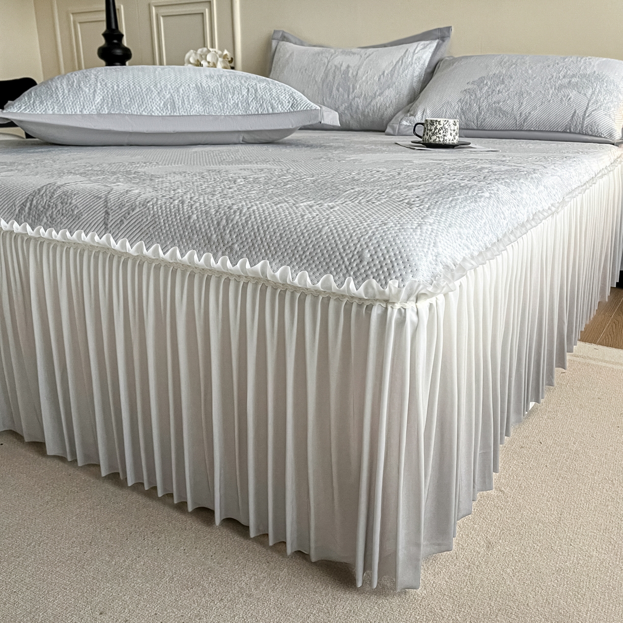 91家纺网 家纺一手货源 找家纺 莱米家纺 2026新款PE凉感冰豆豆床裙水墨画系列 南枝-灰