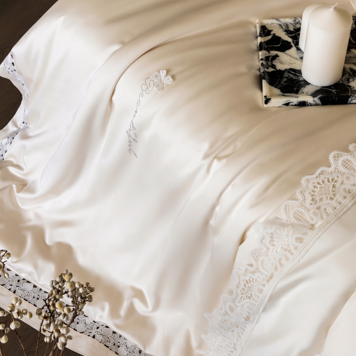 91家纺网 家纺一手货源 找家纺 佳汐蓝家纺 2026新款50S天丝棉镂空水溶蕾丝花边四件套-娜瑞诗系列 娜瑞诗-米白色