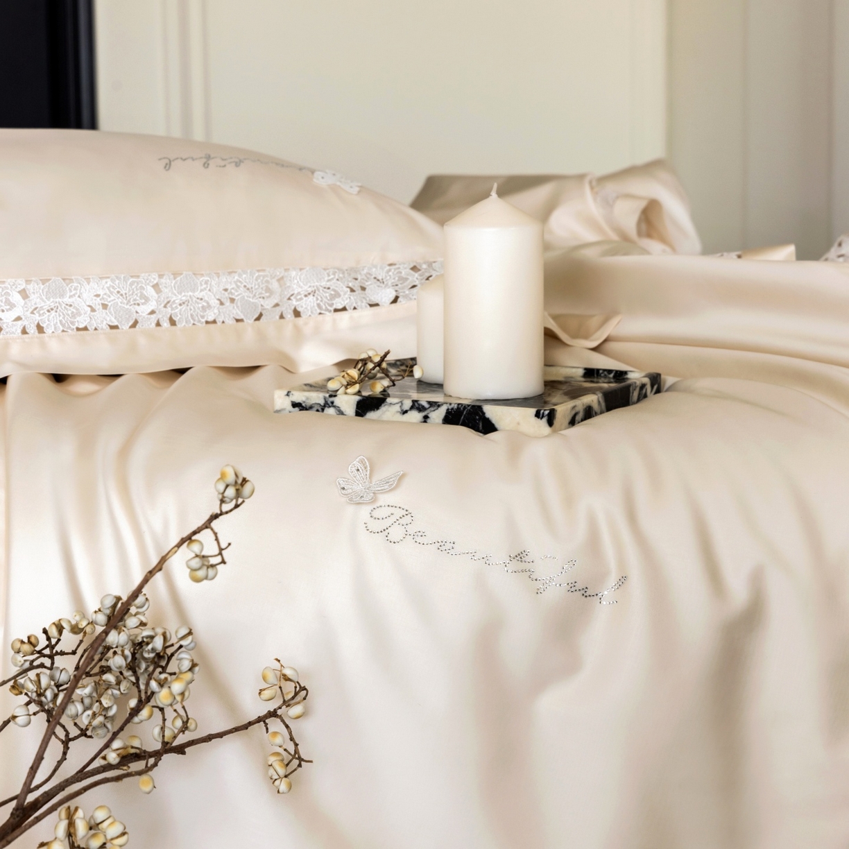 91家纺网 家纺一手货源 找家纺 佳汐蓝家纺 2026新款50S天丝棉镂空水溶蕾丝花边四件套-娜瑞诗系列 娜瑞诗-米白色