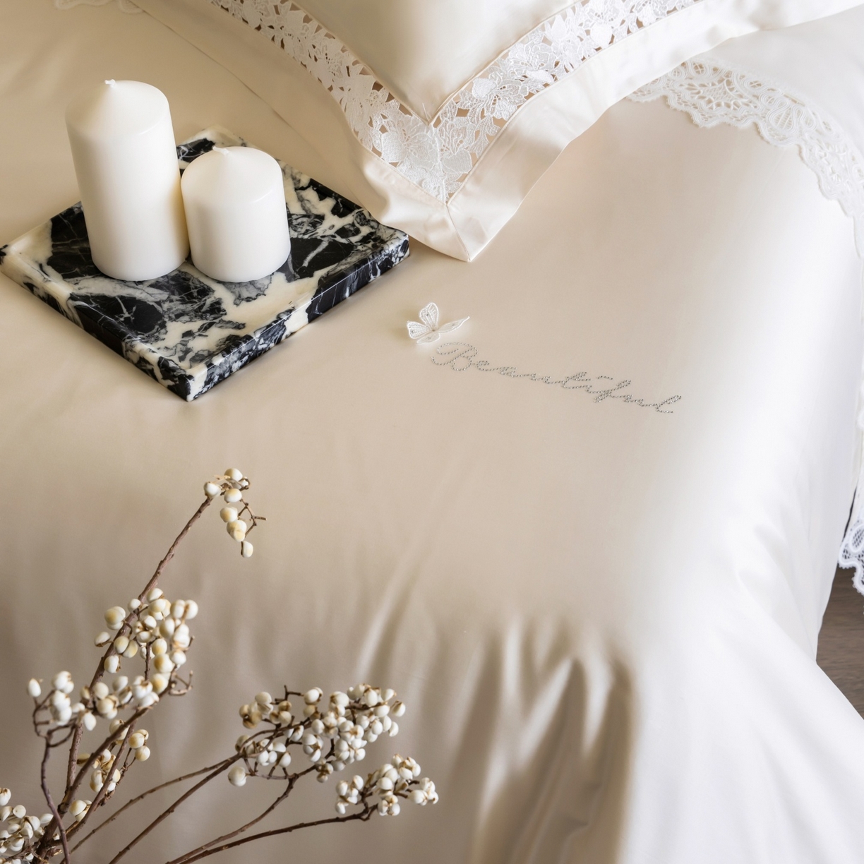 91家纺网 家纺一手货源 找家纺 佳汐蓝家纺 2026新款50S天丝棉镂空水溶蕾丝花边四件套-娜瑞诗系列 娜瑞诗-米白色