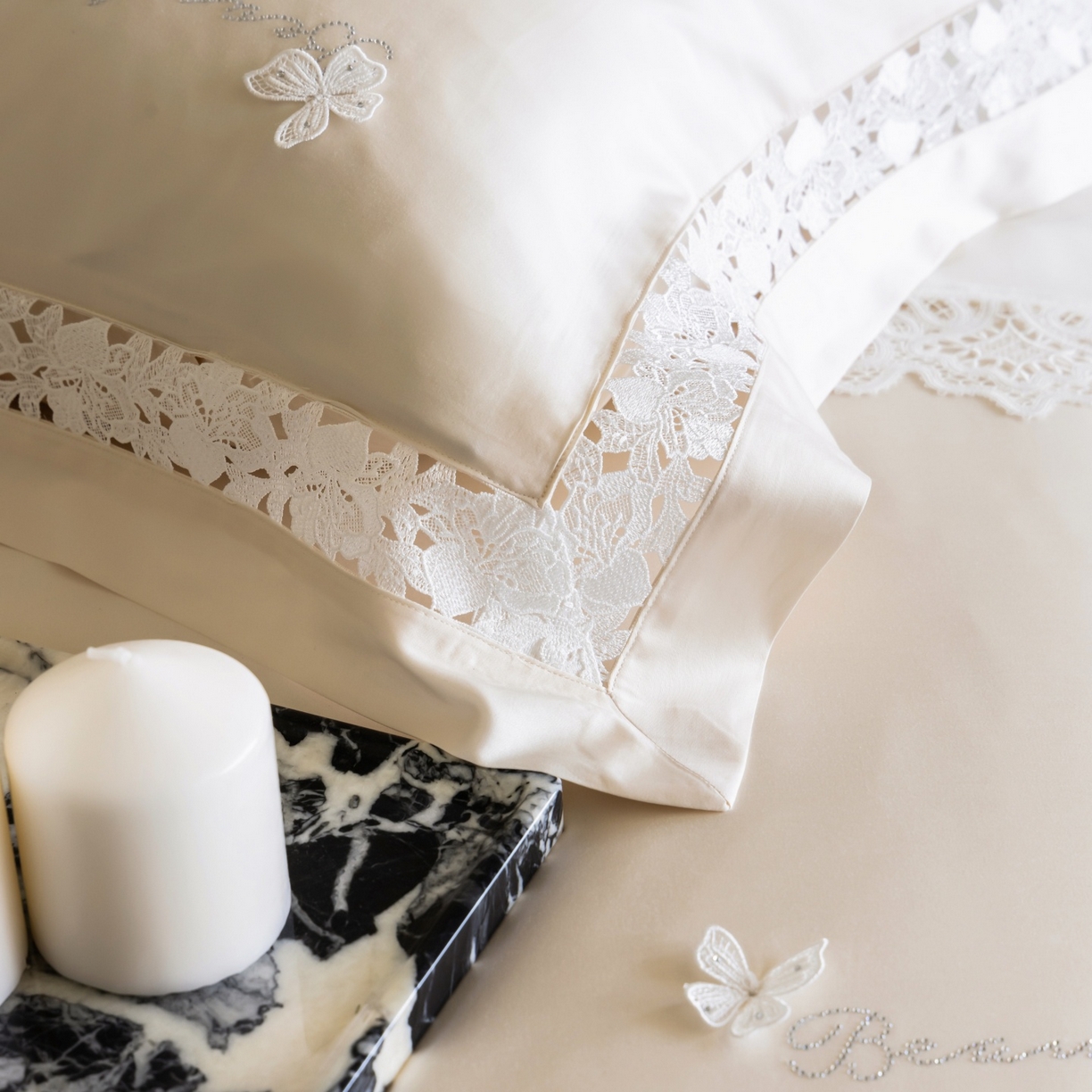 91家纺网 家纺一手货源 找家纺 佳汐蓝家纺 2026新款50S天丝棉镂空水溶蕾丝花边四件套-娜瑞诗系列 娜瑞诗-米白色