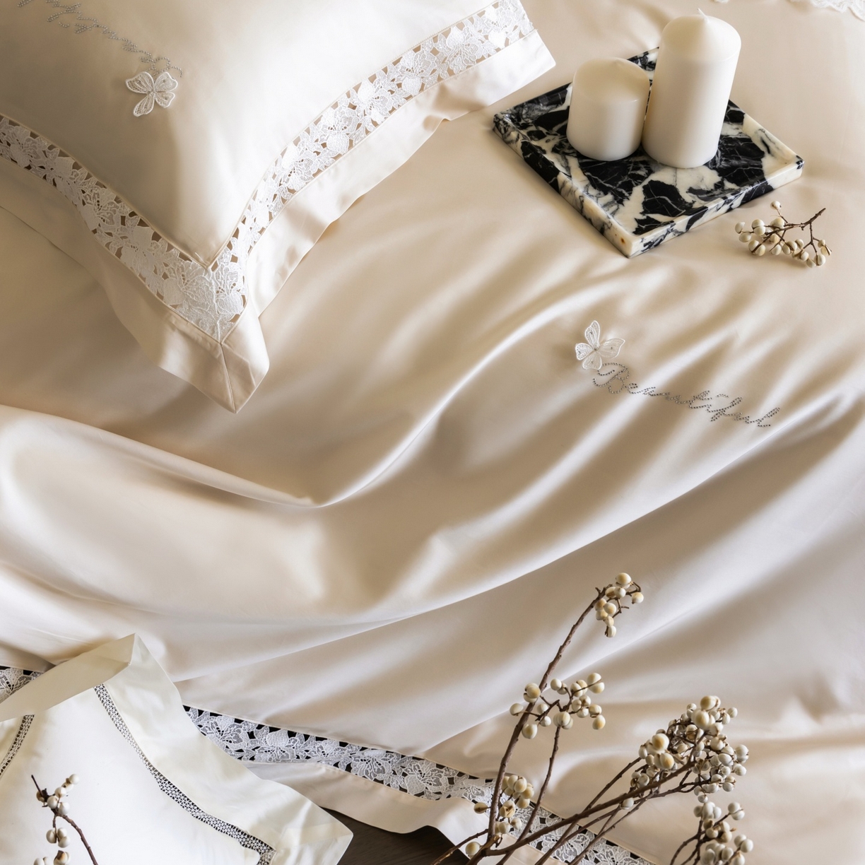 91家纺网 家纺一手货源 找家纺 佳汐蓝家纺 2026新款50S天丝棉镂空水溶蕾丝花边四件套-娜瑞诗系列 娜瑞诗-米白色