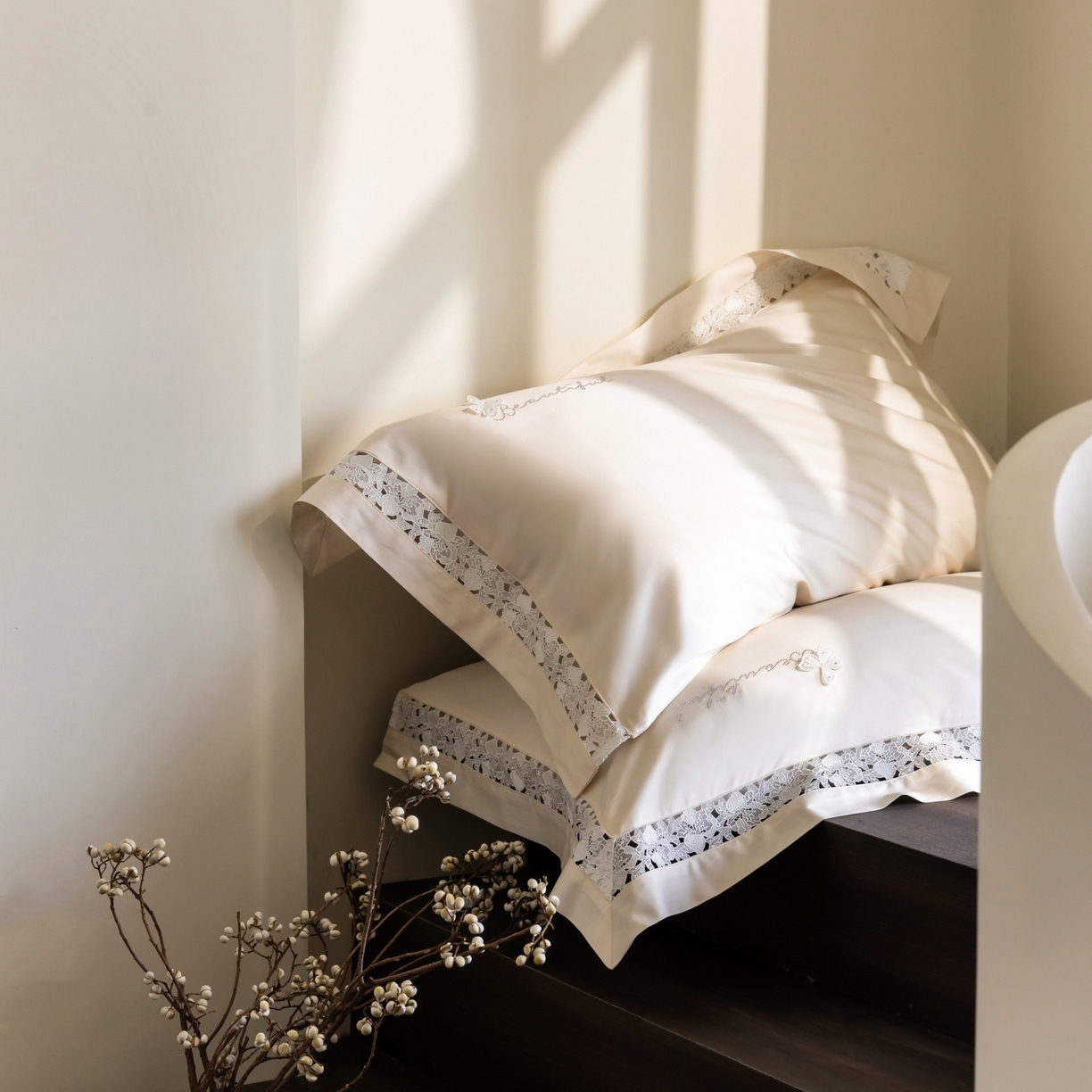 91家纺网 家纺一手货源 找家纺 佳汐蓝家纺 2026新款50S天丝棉镂空水溶蕾丝花边四件套-娜瑞诗系列 娜瑞诗-米白色