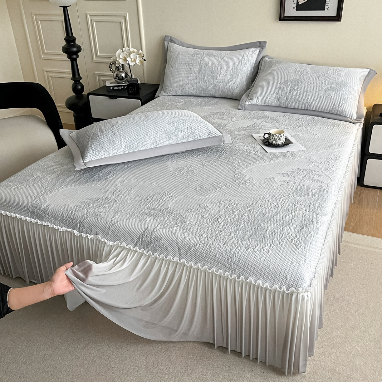 91家纺网 家纺一手货源 找家纺 莱米家纺 2026新款PE凉感冰豆豆床裙水墨画系列 南枝-灰