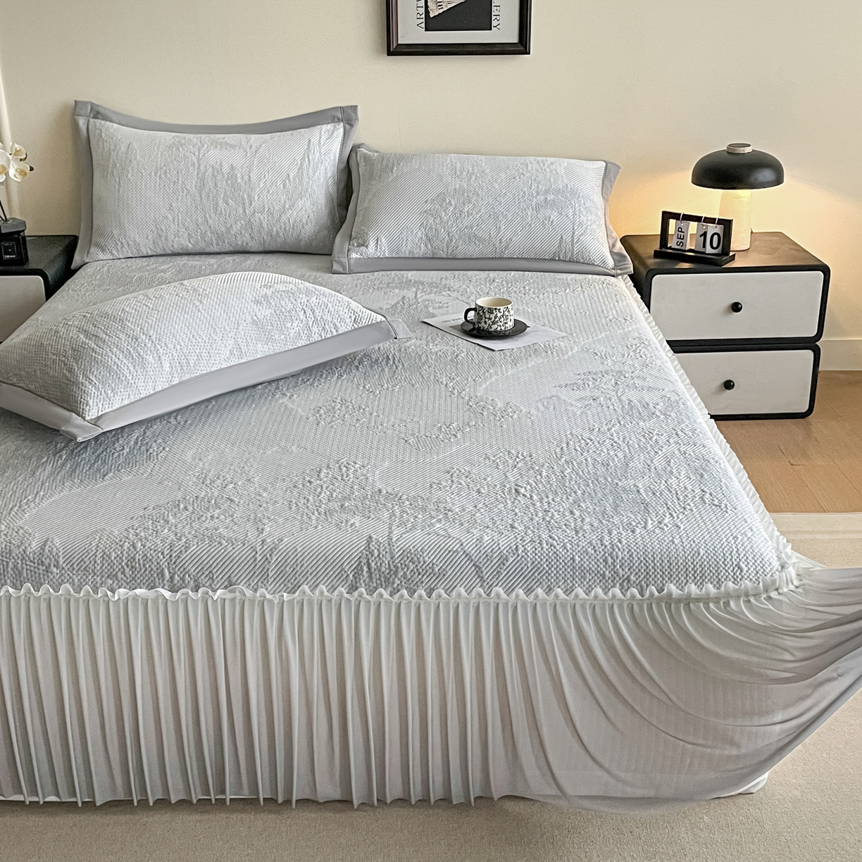 91家纺网 家纺一手货源 找家纺 莱米家纺 2026新款PE凉感冰豆豆床裙水墨画系列 南枝-灰