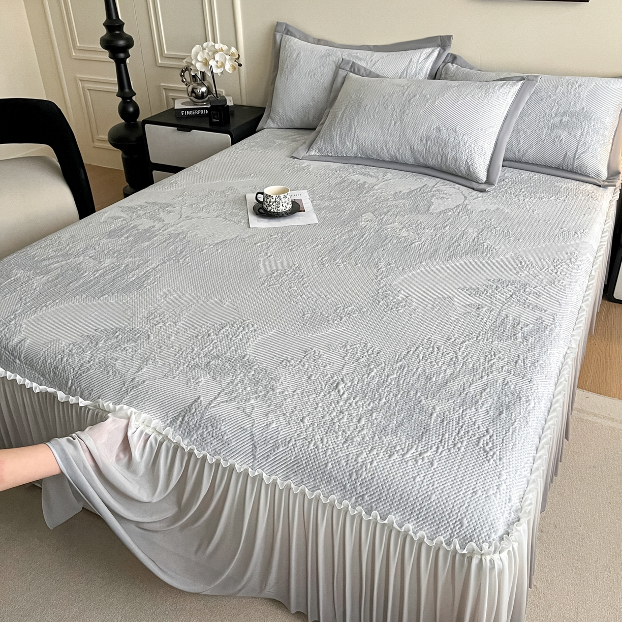 91家纺网 家纺一手货源 找家纺 莱米家纺 2026新款PE凉感冰豆豆床裙水墨画系列 南枝-灰