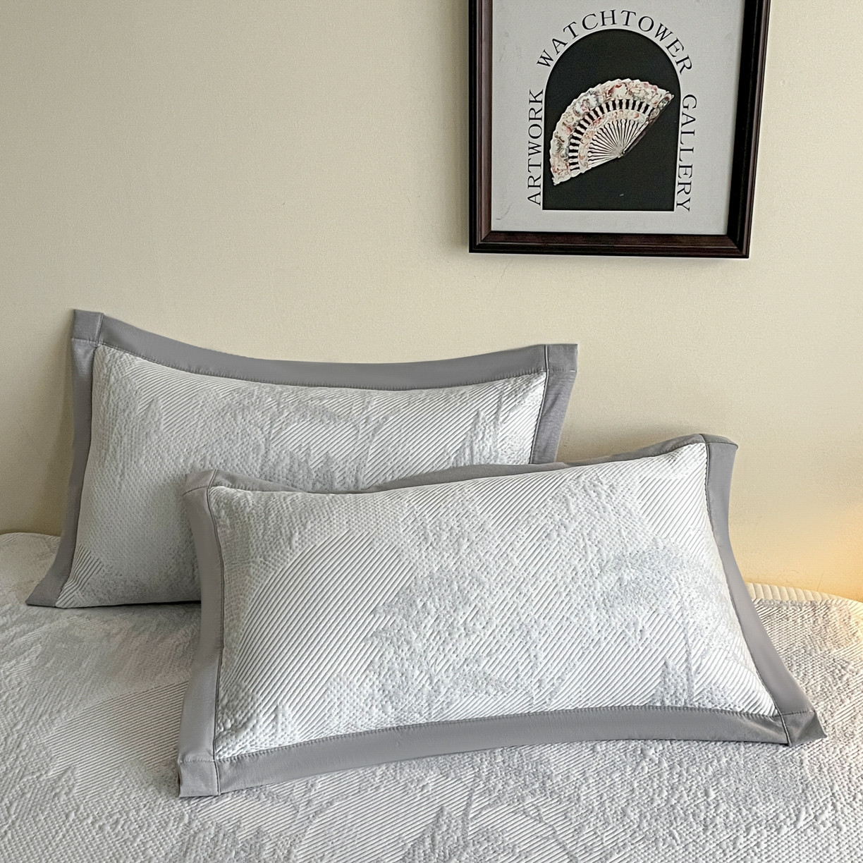 91家纺网 家纺一手货源 找家纺 莱米家纺 2026新款PE凉感冰豆豆床裙水墨画系列 南枝-灰