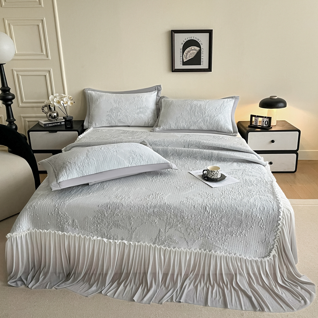 91家纺网 家纺一手货源 找家纺 莱米家纺 2026新款PE凉感冰豆豆床裙水墨画系列 南枝-灰