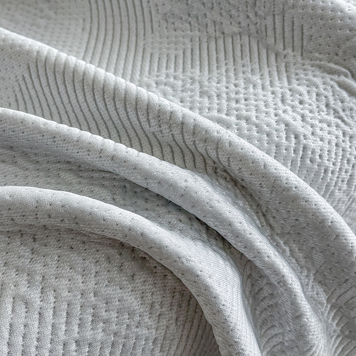 91家纺网 家纺一手货源 找家纺 莱米家纺 2026新款PE凉感冰豆豆床裙水墨画系列 南枝-灰