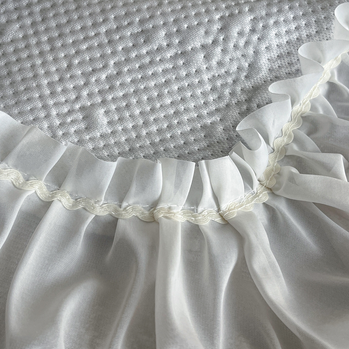 91家纺网 家纺一手货源 找家纺 莱米家纺 2026新款PE凉感冰豆豆床裙水墨画系列 南枝-灰