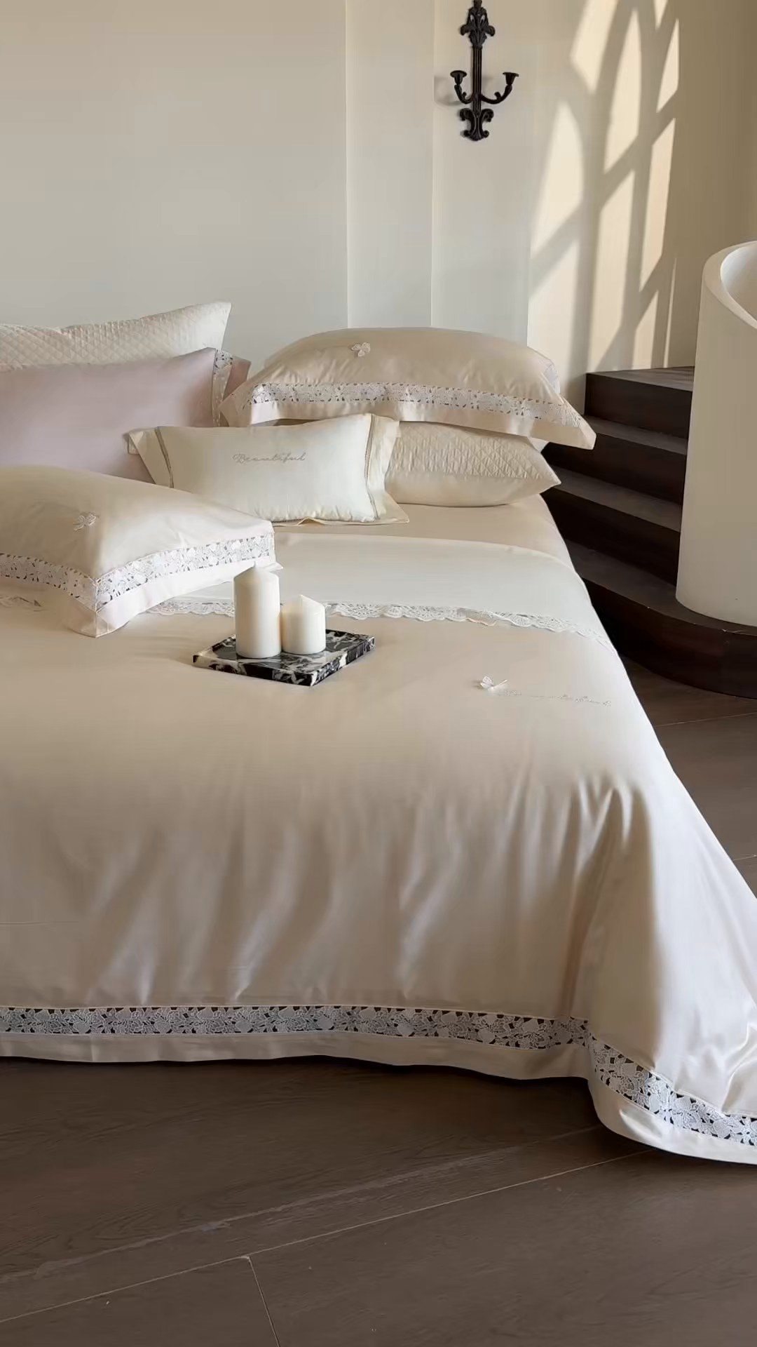 91家纺网 家纺一手货源 找家纺 佳汐蓝家纺 2026新款50S天丝棉镂空水溶蕾丝花边四件套-娜瑞诗系列 娜瑞诗-米白色