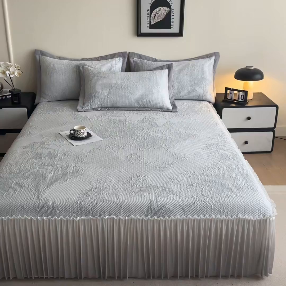 91家纺网 家纺一手货源 找家纺 莱米家纺 2026新款PE凉感冰豆豆床裙水墨画系列 南枝-灰