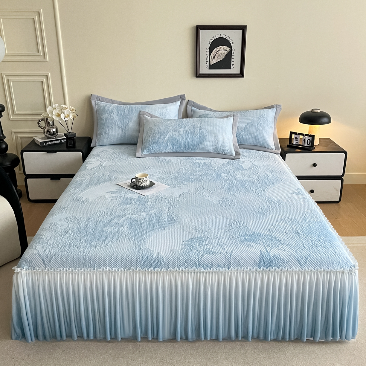 91家纺网 家纺一手货源 找家纺 莱米家纺 2026新款PE凉感冰豆豆床裙水墨画系列 南枝-蓝