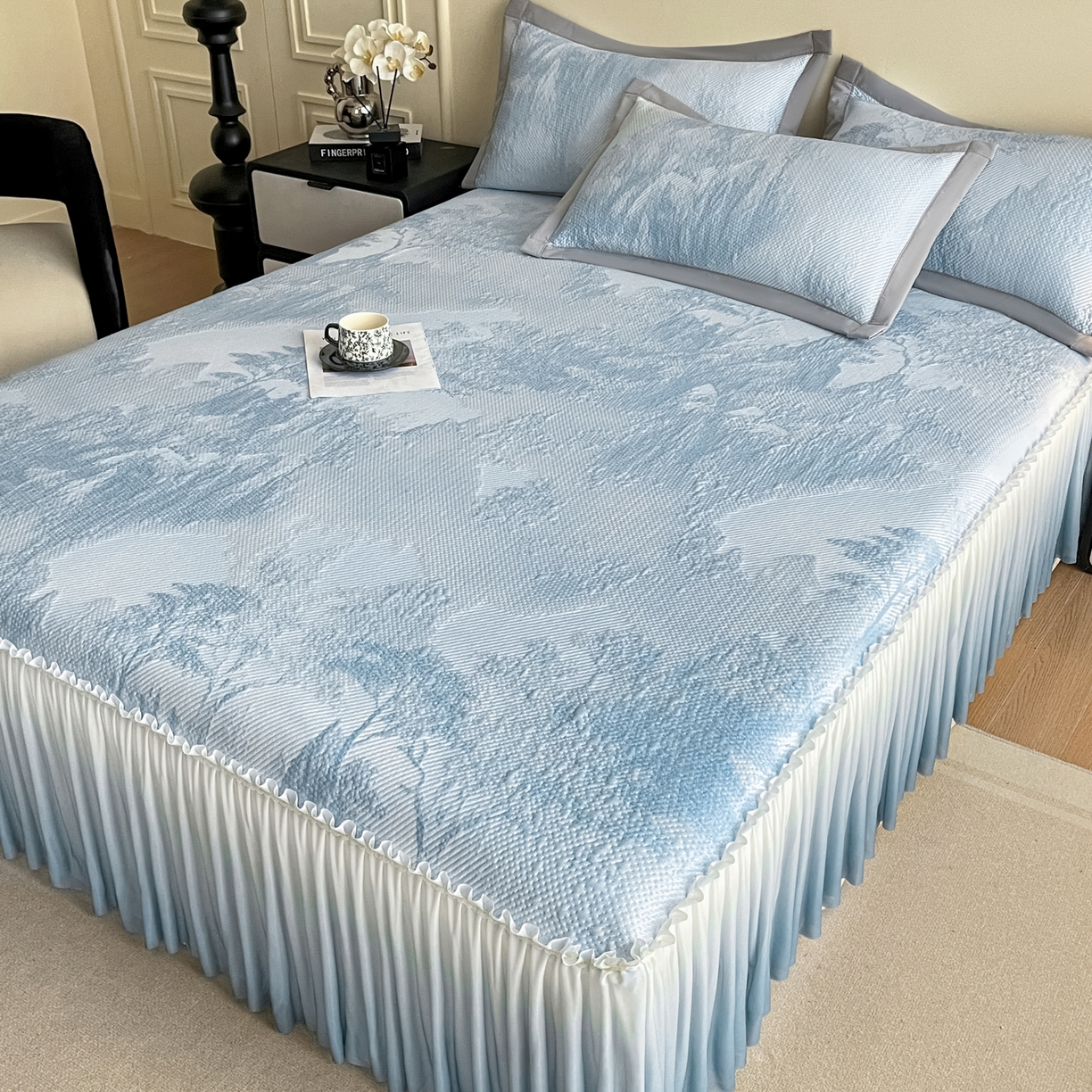 91家纺网 家纺一手货源 找家纺 莱米家纺 2026新款PE凉感冰豆豆床裙水墨画系列 南枝-蓝