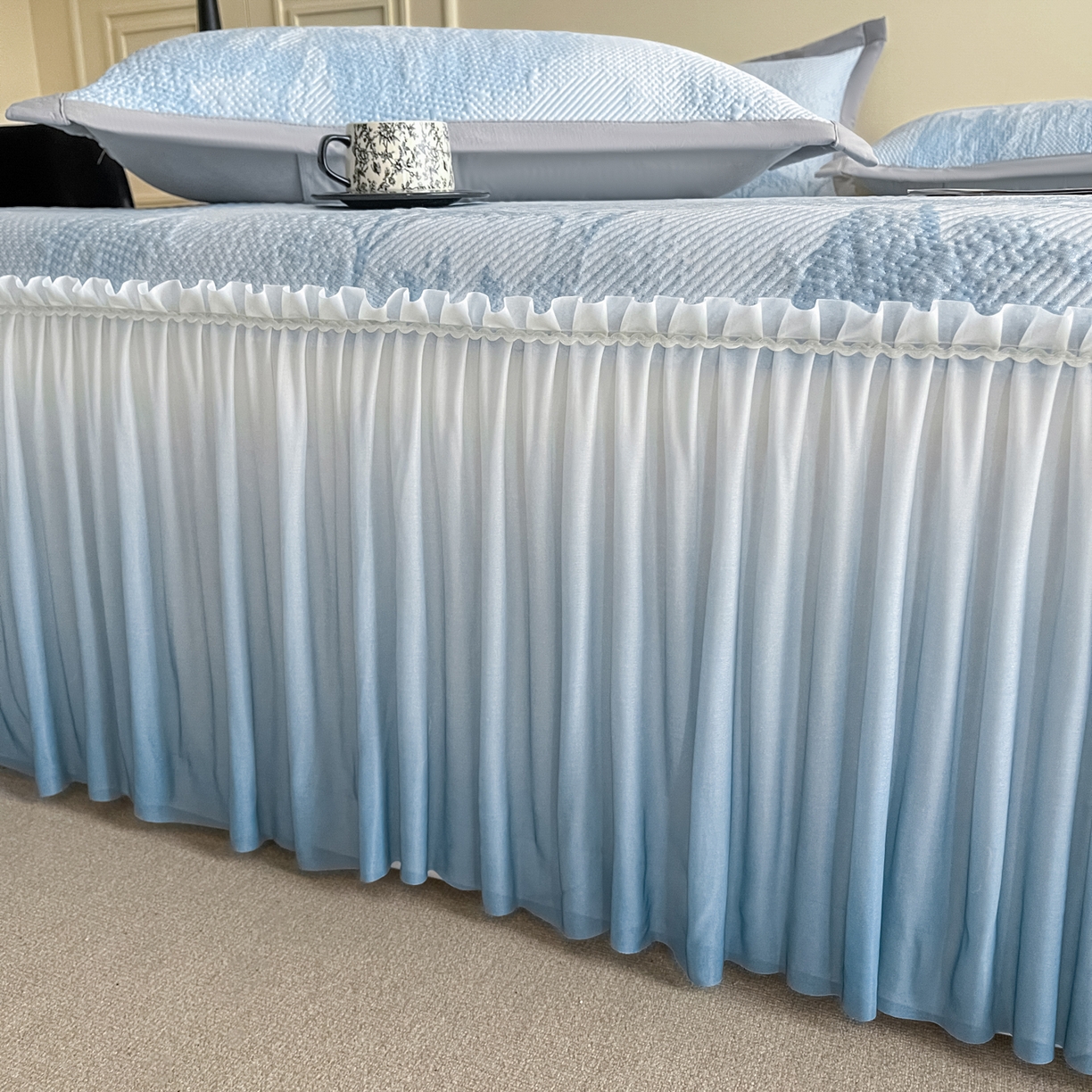 91家纺网 家纺一手货源 找家纺 莱米家纺 2026新款PE凉感冰豆豆床裙水墨画系列 南枝-蓝