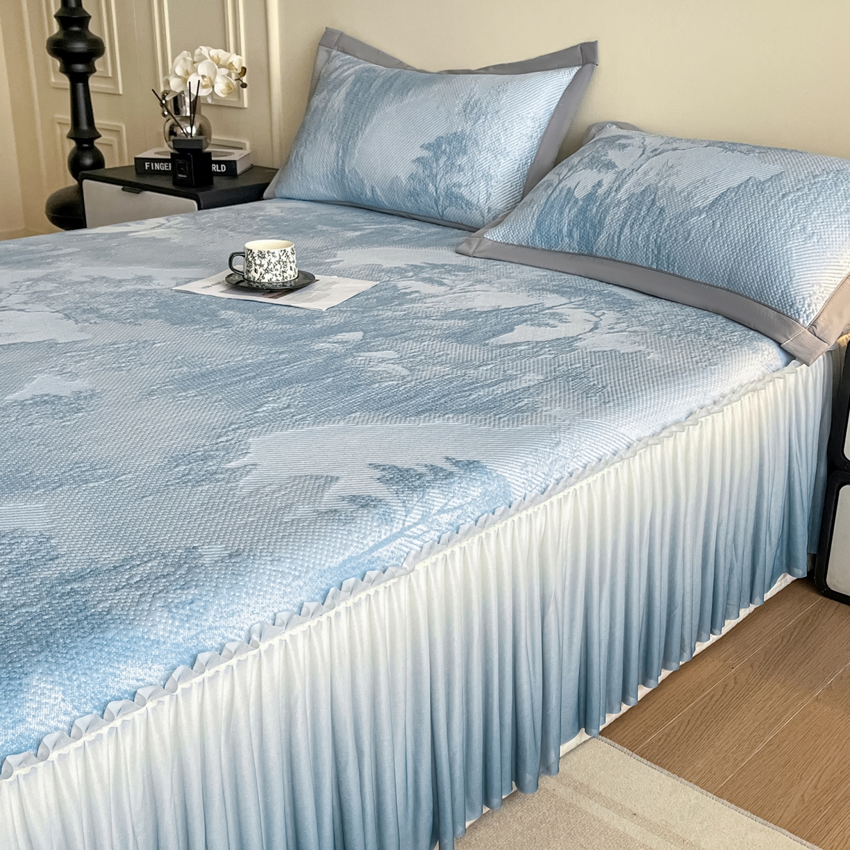 91家纺网 家纺一手货源 找家纺 莱米家纺 2026新款PE凉感冰豆豆床裙水墨画系列 南枝-蓝