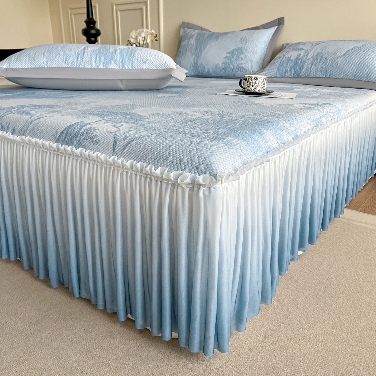 91家纺网 家纺一手货源 找家纺 莱米家纺 2026新款PE凉感冰豆豆床裙水墨画系列 南枝-蓝