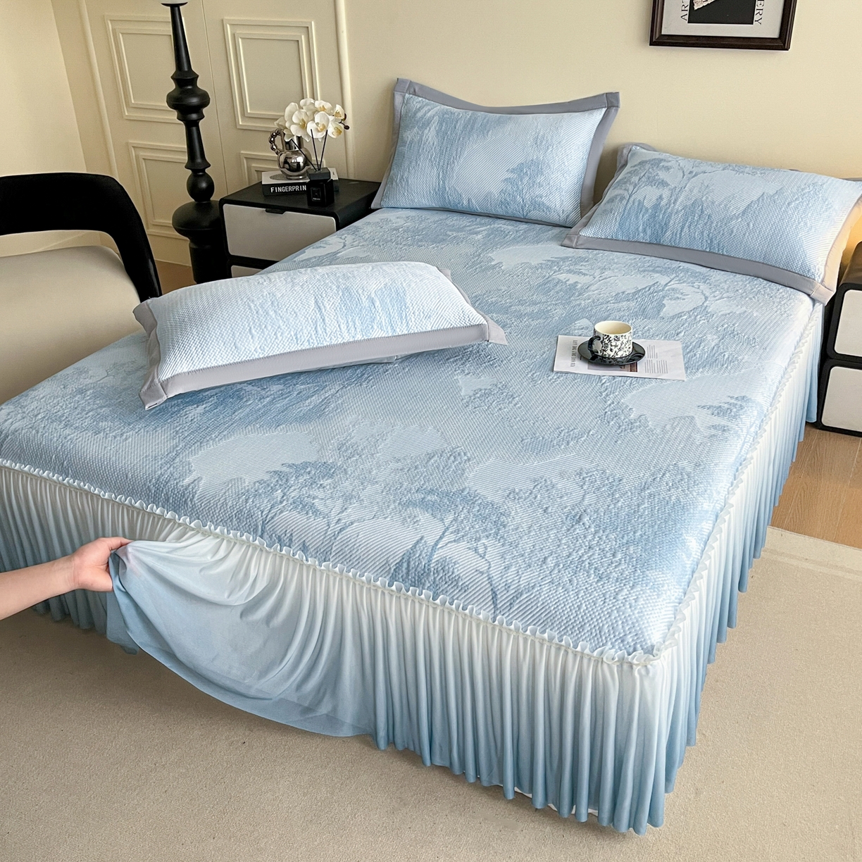 91家纺网 家纺一手货源 找家纺 莱米家纺 2026新款PE凉感冰豆豆床裙水墨画系列 南枝-蓝