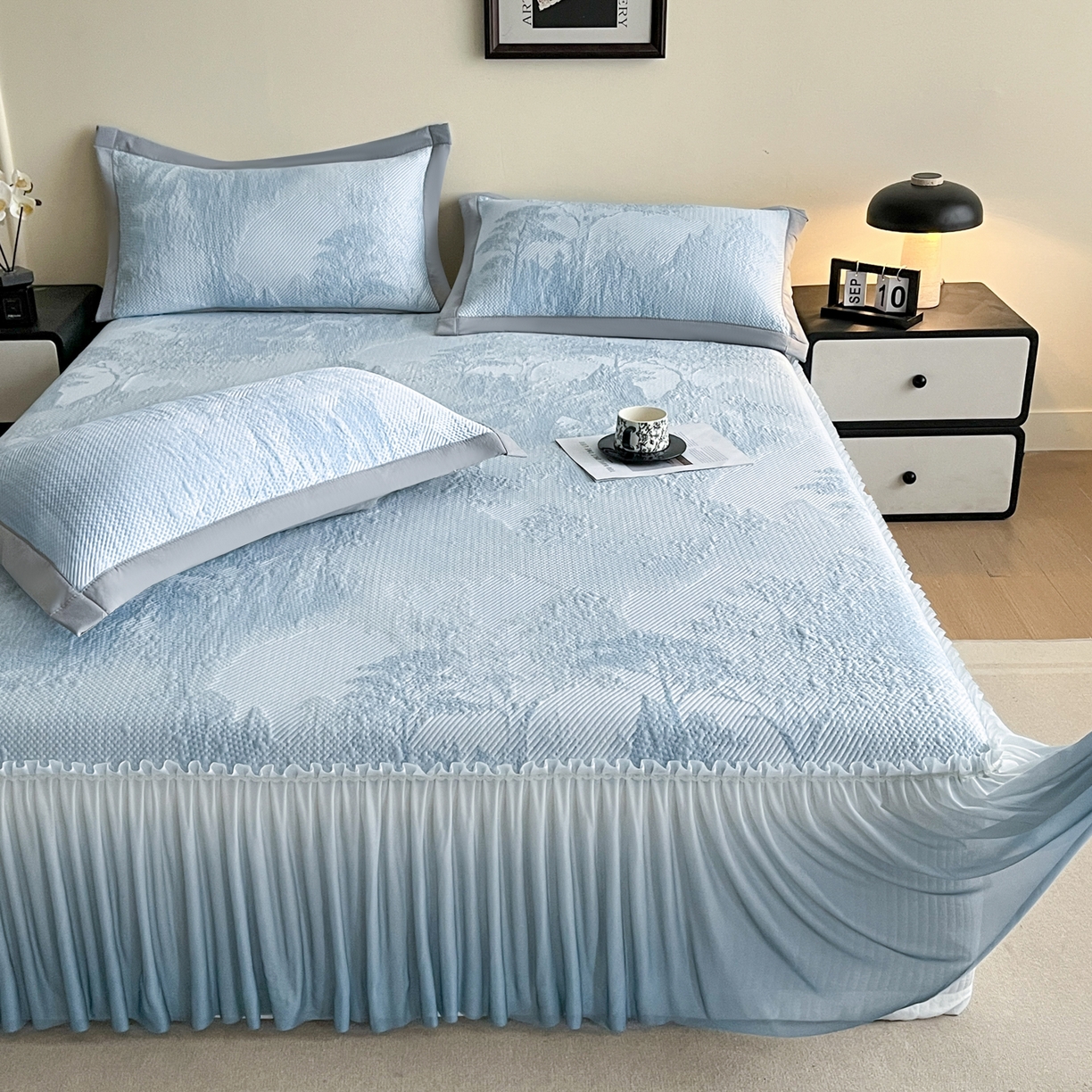 91家纺网 家纺一手货源 找家纺 莱米家纺 2026新款PE凉感冰豆豆床裙水墨画系列 南枝-蓝