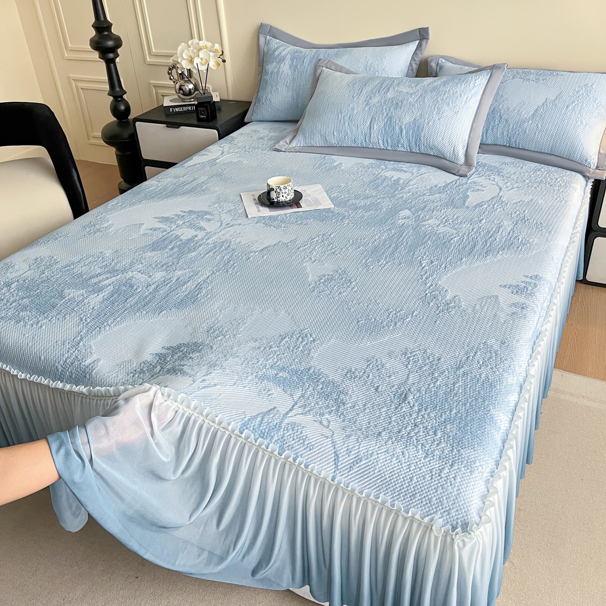 91家纺网 家纺一手货源 找家纺 莱米家纺 2026新款PE凉感冰豆豆床裙水墨画系列 南枝-蓝