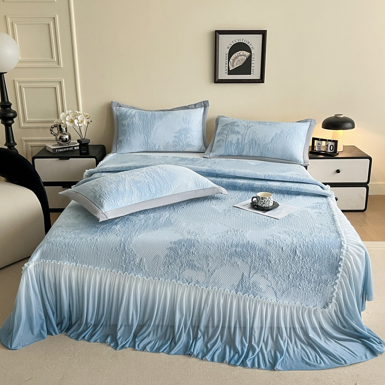 91家纺网 家纺一手货源 找家纺 莱米家纺 2026新款PE凉感冰豆豆床裙水墨画系列 南枝-蓝