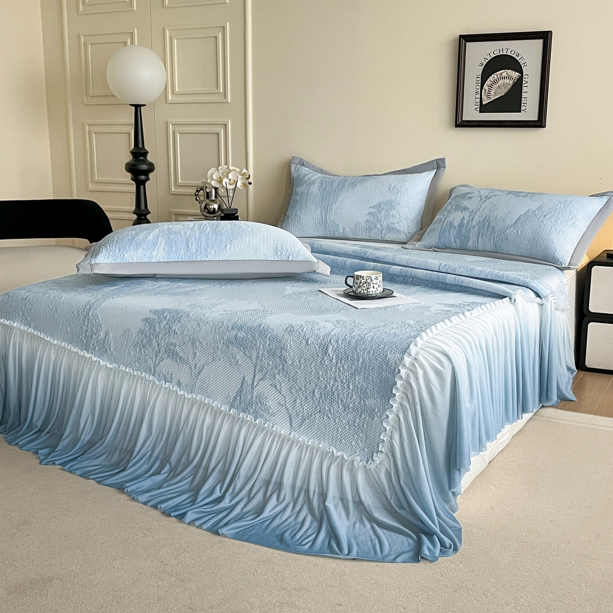 91家纺网 家纺一手货源 找家纺 莱米家纺 2026新款PE凉感冰豆豆床裙水墨画系列 南枝-蓝