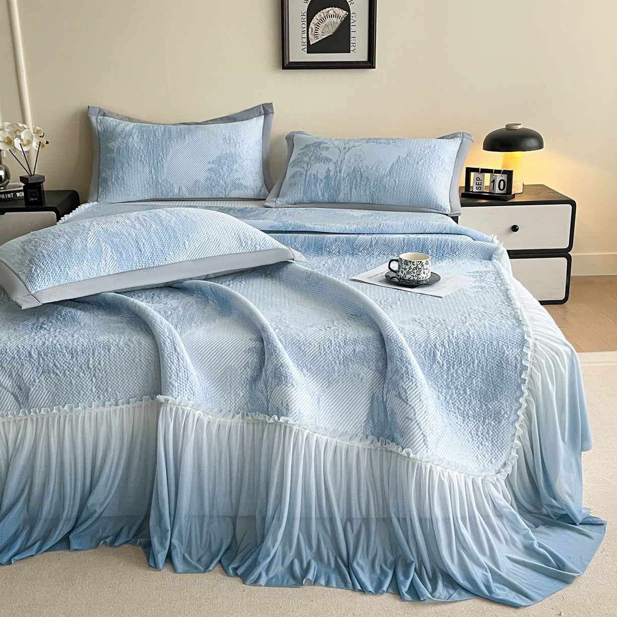 91家纺网 家纺一手货源 找家纺 莱米家纺 2026新款PE凉感冰豆豆床裙水墨画系列 南枝-蓝