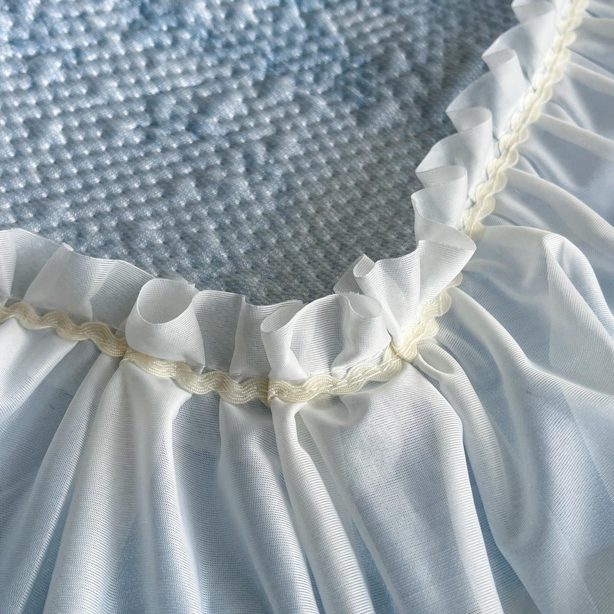 91家纺网 家纺一手货源 找家纺 莱米家纺 2026新款PE凉感冰豆豆床裙水墨画系列 南枝-蓝