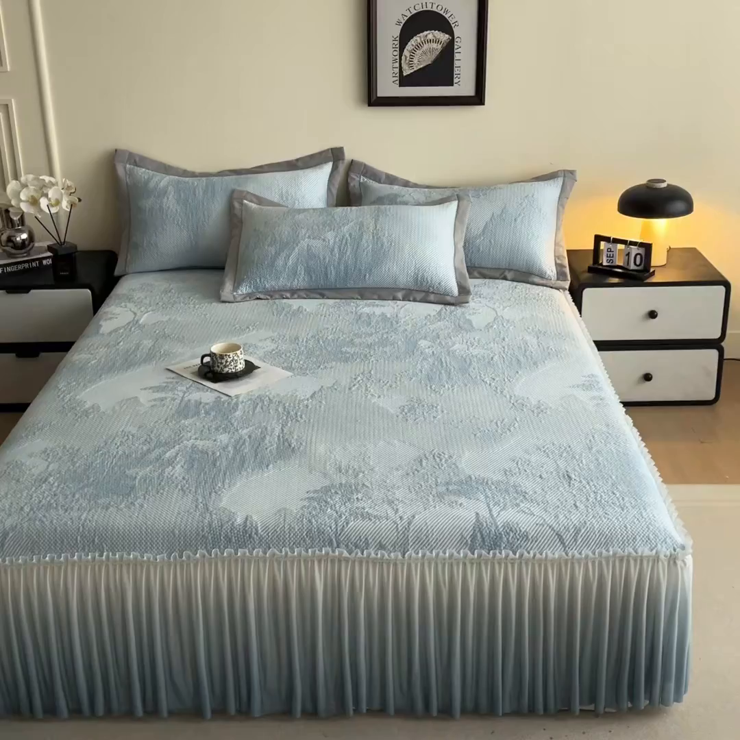 91家纺网 家纺一手货源 找家纺 莱米家纺 2026新款PE凉感冰豆豆床裙水墨画系列 南枝-蓝