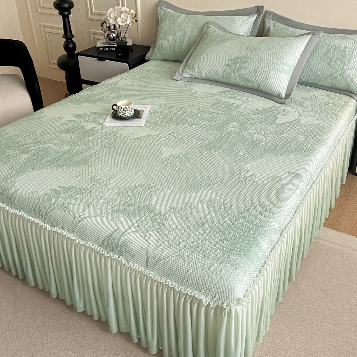 91家纺网 家纺一手货源 找家纺 莱米家纺 2026新款PE凉感冰豆豆床裙水墨画系列 南枝-绿