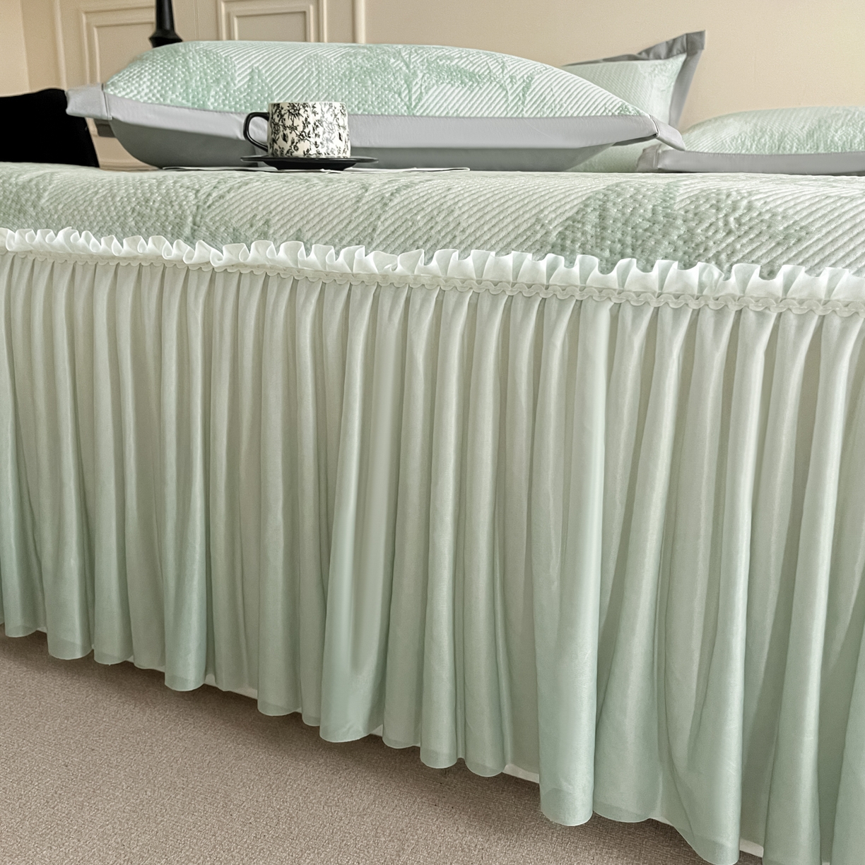 91家纺网 家纺一手货源 找家纺 莱米家纺 2026新款PE凉感冰豆豆床裙水墨画系列 南枝-绿