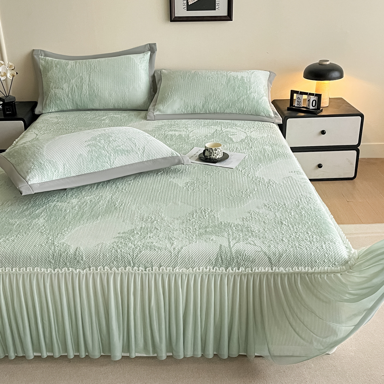 91家纺网 家纺一手货源 找家纺 莱米家纺 2026新款PE凉感冰豆豆床裙水墨画系列 南枝-绿