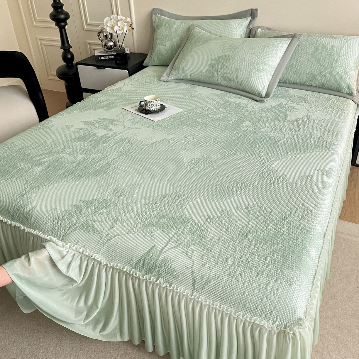 91家纺网 家纺一手货源 找家纺 莱米家纺 2026新款PE凉感冰豆豆床裙水墨画系列 南枝-绿