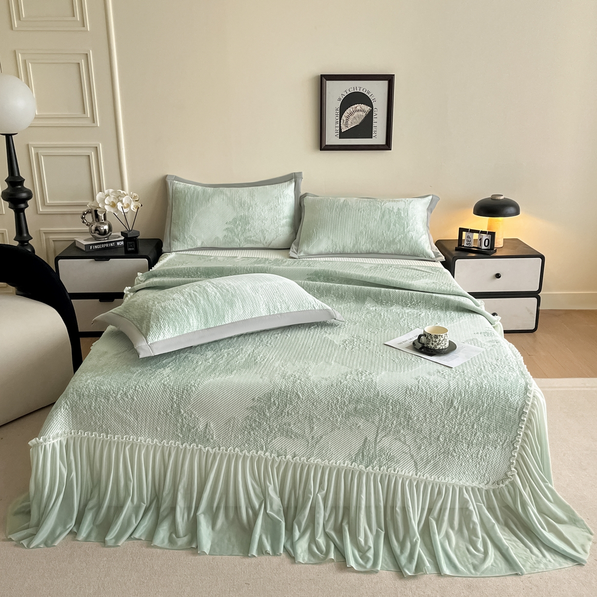 91家纺网 家纺一手货源 找家纺 莱米家纺 2026新款PE凉感冰豆豆床裙水墨画系列 南枝-绿