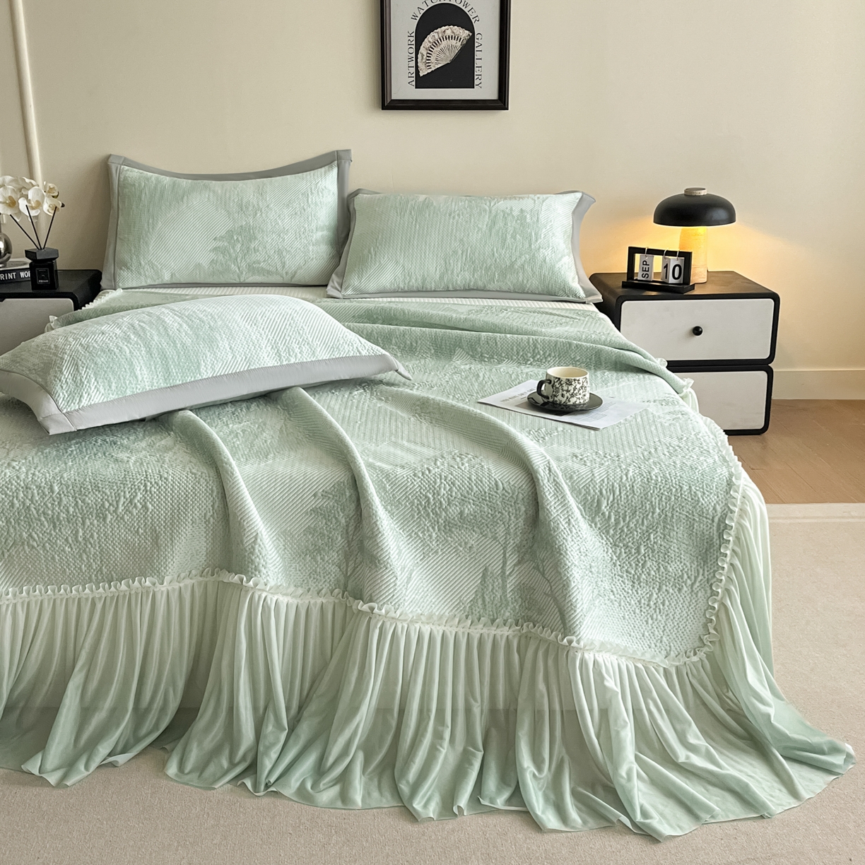 91家纺网 家纺一手货源 找家纺 莱米家纺 2026新款PE凉感冰豆豆床裙水墨画系列 南枝-绿