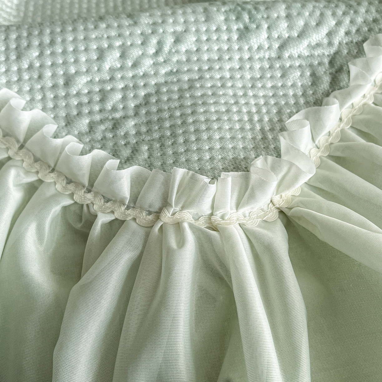 91家纺网 家纺一手货源 找家纺 莱米家纺 2026新款PE凉感冰豆豆床裙水墨画系列 南枝-绿