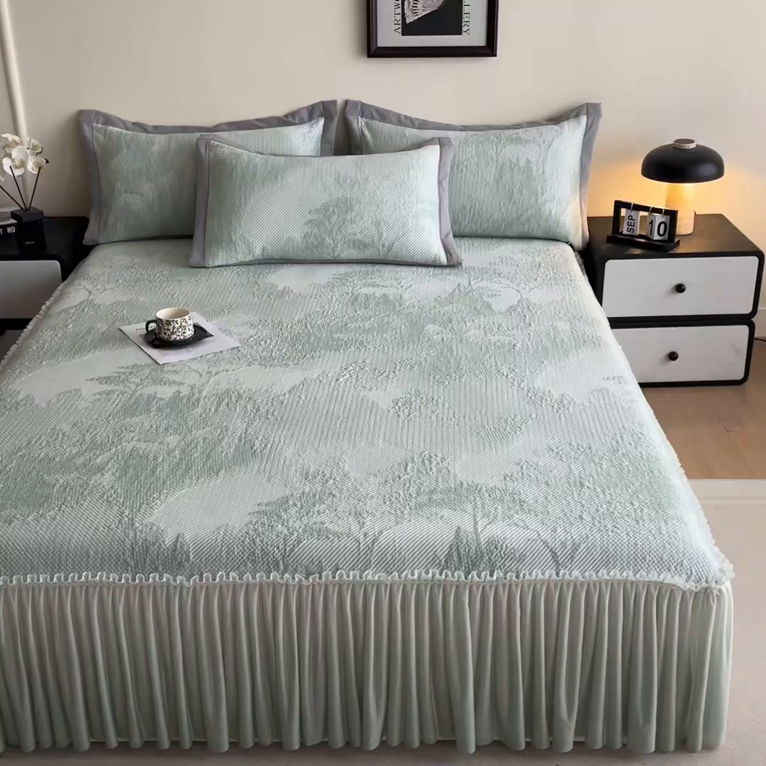 91家纺网 家纺一手货源 找家纺 莱米家纺 2026新款PE凉感冰豆豆床裙水墨画系列 南枝-绿