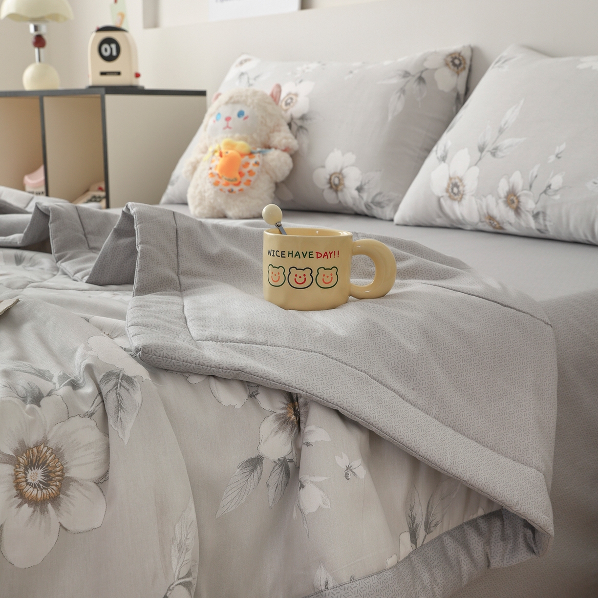 91家纺网 家纺一手货源 找家纺 尊妙被业 2026春夏新款全棉印花夏被空调被夏凉被 茉清浅 灰