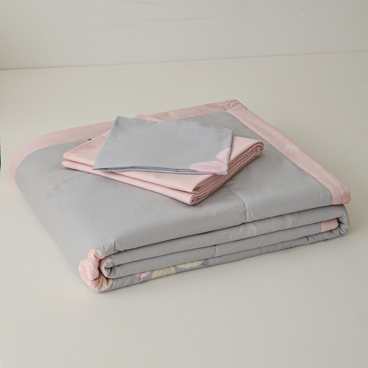 91家纺网 家纺一手货源 找家纺 尊妙被业 2026春夏新款全棉印花夏被空调被夏凉被 温暖思绪