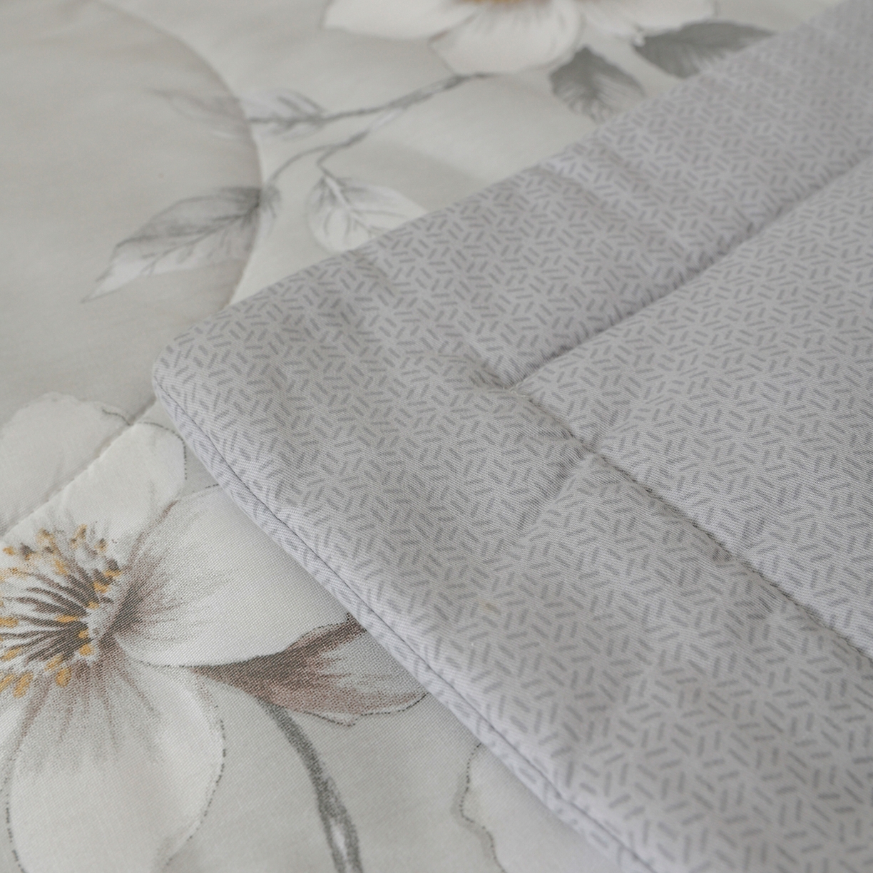 91家纺网 家纺一手货源 找家纺 尊妙被业 2026春夏新款全棉印花夏被空调被夏凉被 茉清浅 灰