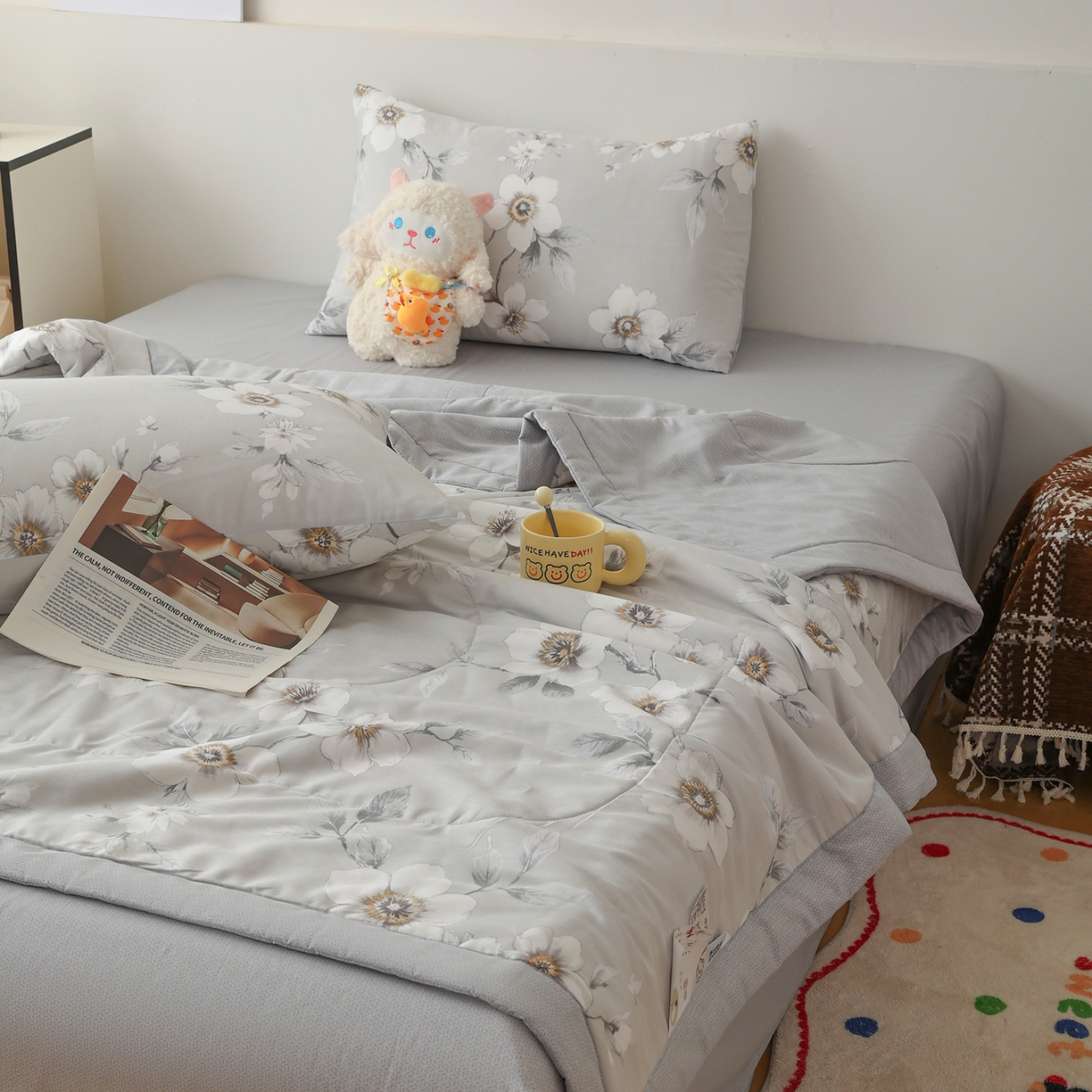 91家纺网 家纺一手货源 找家纺 尊妙被业 2026春夏新款全棉印花夏被空调被夏凉被 茉清浅 灰