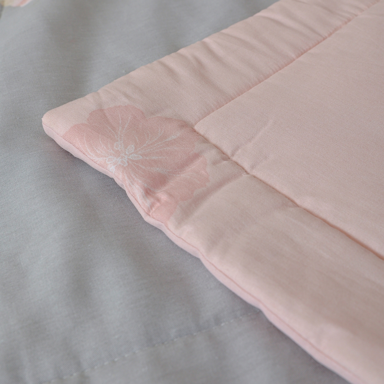 91家纺网 家纺一手货源 找家纺 尊妙被业 2026春夏新款全棉印花夏被空调被夏凉被 温暖思绪