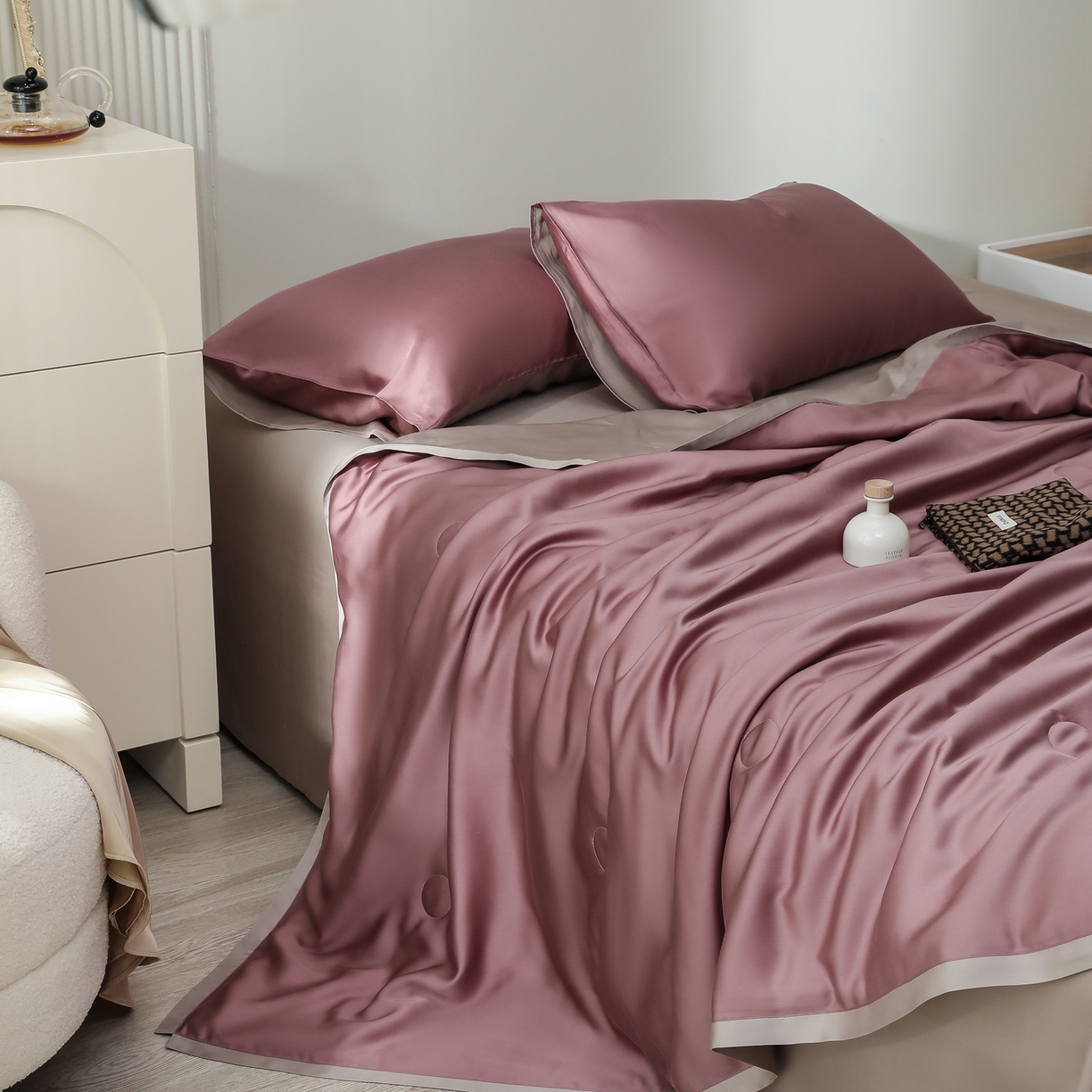 91家纺网 家纺一手货源 找家纺 禾时 2026新款奥地利进口兰精天丝夏被夏凉被空调被四件套 野樱莓-芋泥灰