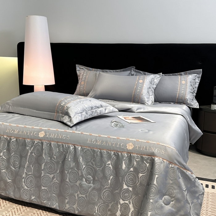 91家纺网 家纺一手货源 找家纺 （总）金牛座家纺 2026新款亮丝贡缎提花刺绣夏被夏凉被空调被四件套-恋曲