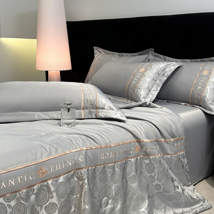 91家纺网 家纺一手货源 找家纺 金牛座家纺 2026新款亮丝贡缎提花刺绣夏被夏凉被空调被四件套-恋曲 恋曲-高级灰