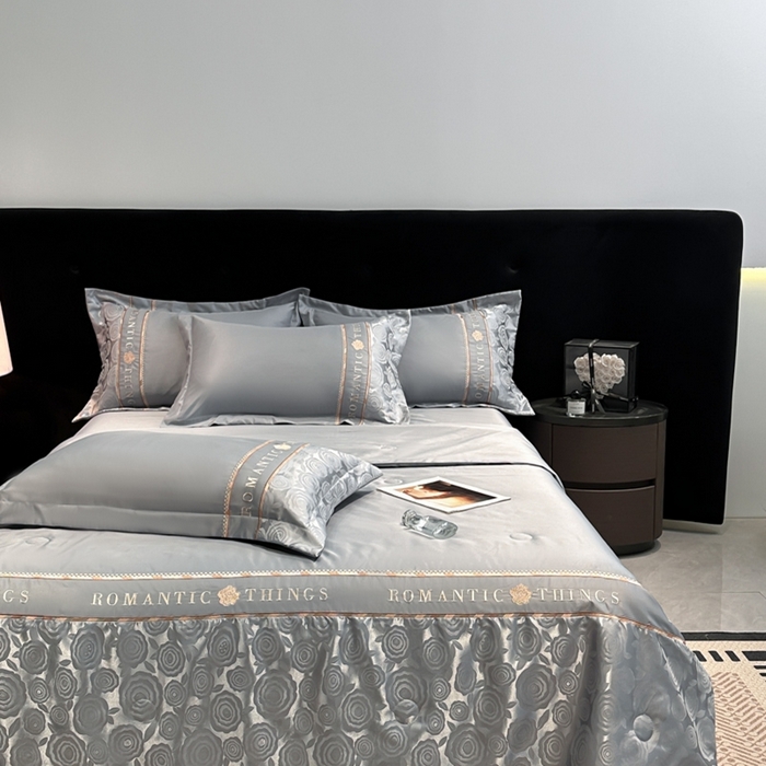 91家纺网 家纺一手货源 找家纺 金牛座家纺 2026新款亮丝贡缎提花刺绣夏被夏凉被空调被四件套-恋曲 恋曲-高级灰