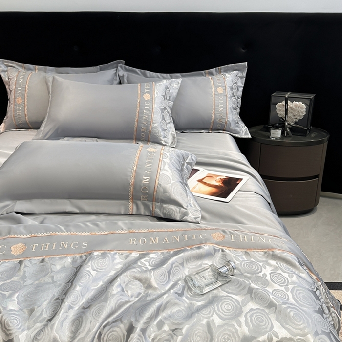 91家纺网 家纺一手货源 找家纺 金牛座家纺 2026新款亮丝贡缎提花刺绣夏被夏凉被空调被四件套-恋曲 恋曲-高级灰