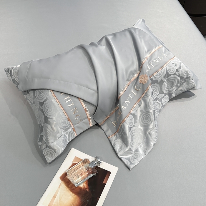 91家纺网 家纺一手货源 找家纺 金牛座家纺 2026新款亮丝贡缎提花刺绣夏被夏凉被空调被四件套-恋曲 恋曲-高级灰