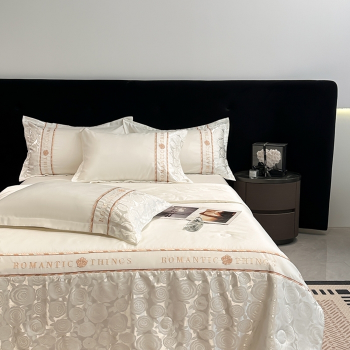 91家纺网 家纺一手货源 找家纺 金牛座家纺 2026新款亮丝贡缎提花刺绣夏被夏凉被空调被四件套-恋曲 恋曲-奶白