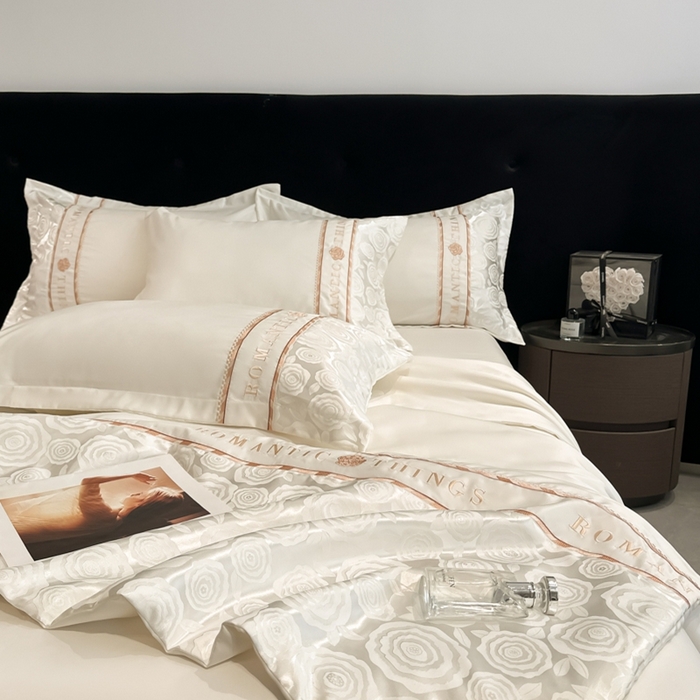 91家纺网 家纺一手货源 找家纺 金牛座家纺 2026新款亮丝贡缎提花刺绣夏被夏凉被空调被四件套-恋曲 恋曲-奶白